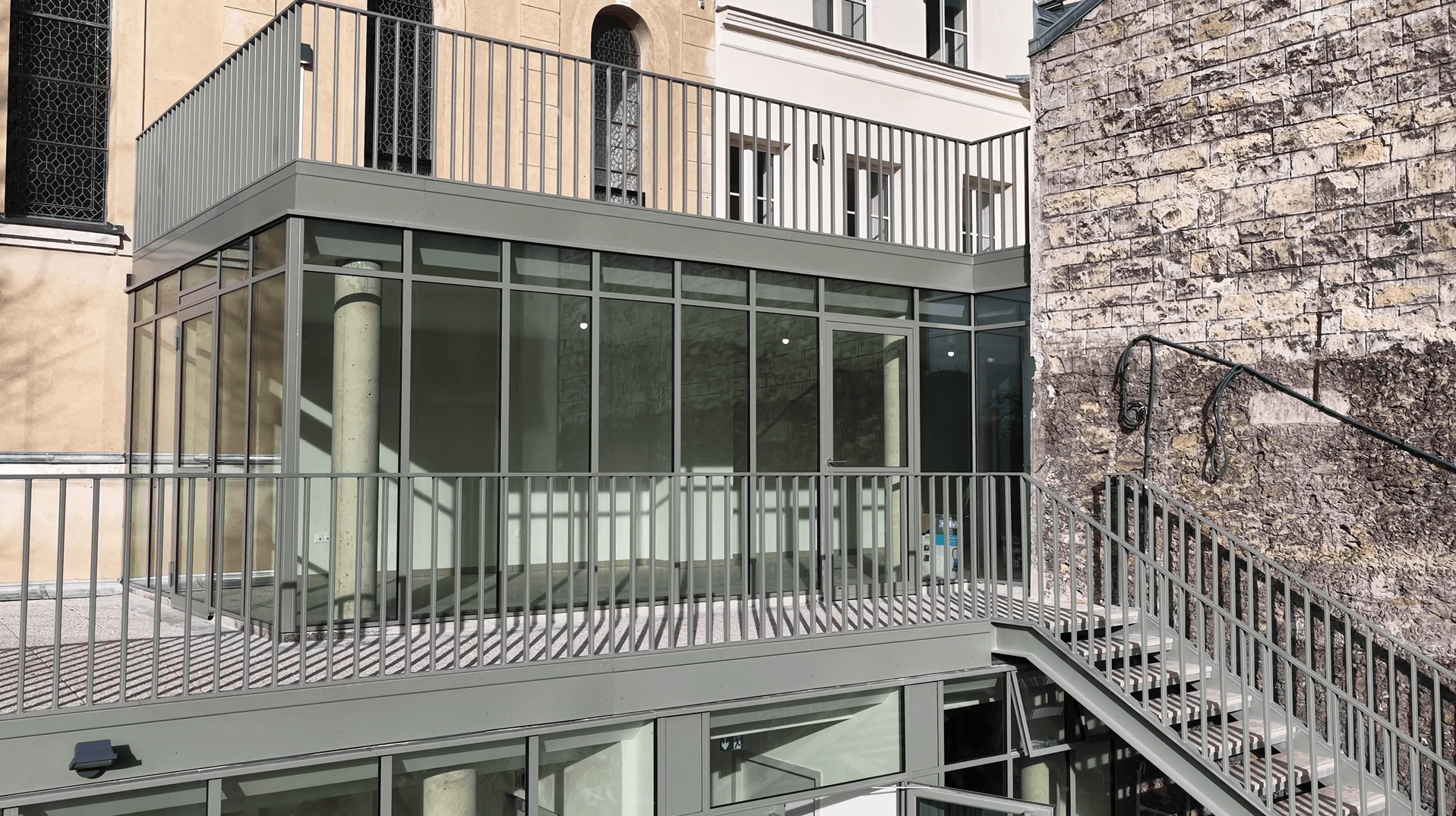 Garde-corps en verre et acier posé en étage — réalisation AZ Construction